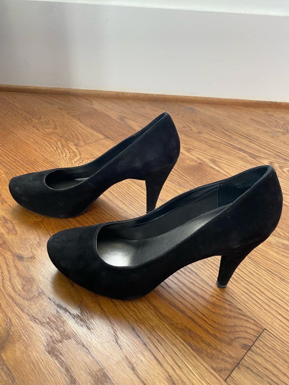 me too Black Suede Platform Pumps with Heel